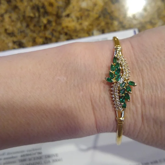 Emerald and diamond Omega bracelet, 14k yellow gold - Picture 2 of 13